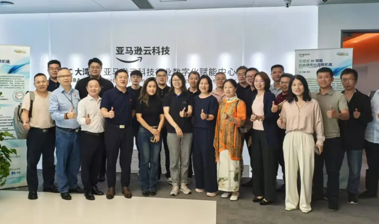 5 亚马逊 合影.png 5 亚马逊 合影.png