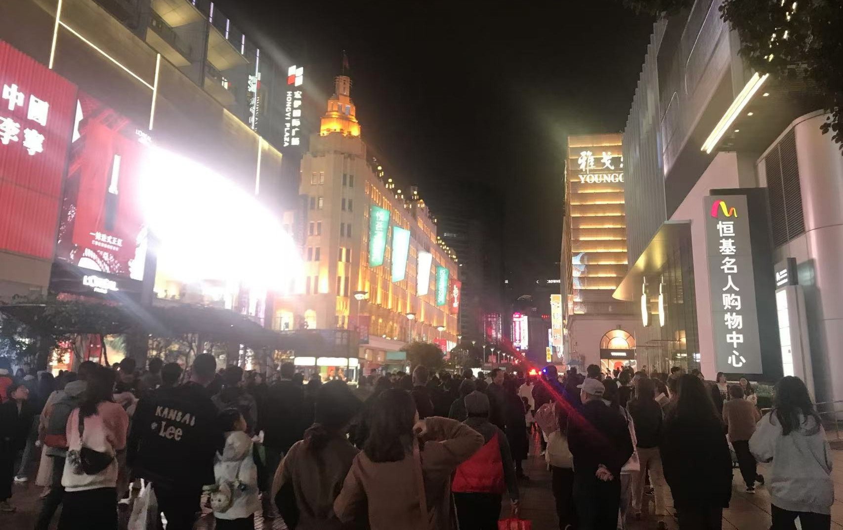 5 南京路步行街人流量.jpg