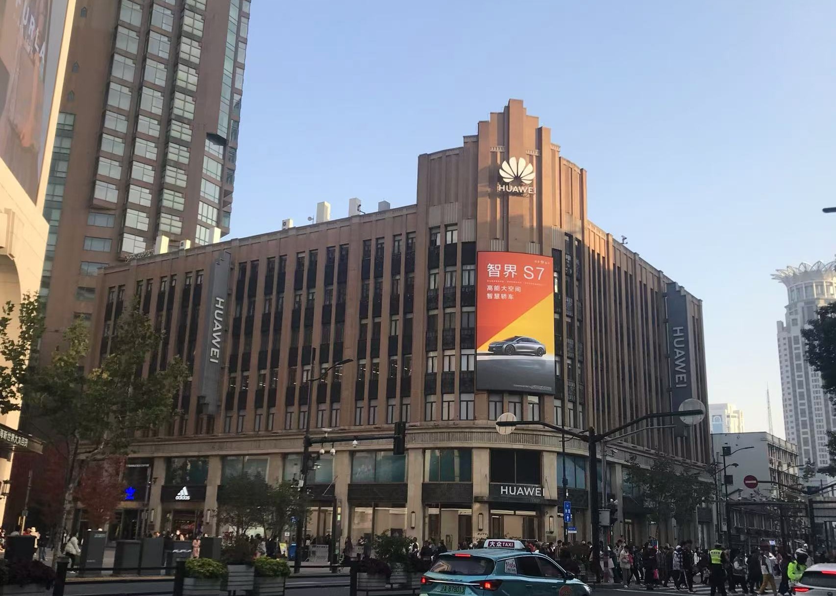 4 南京路步行街华为.jpg